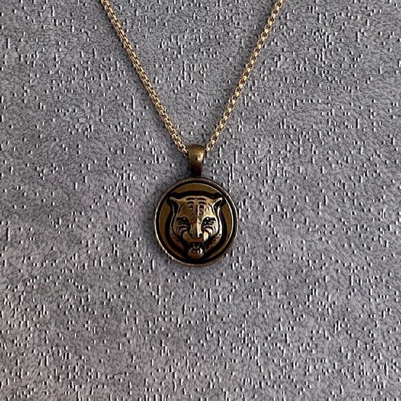 Gucci Lion Button upcycled into a pendant on 20 inch chain - Picture 2 of 3